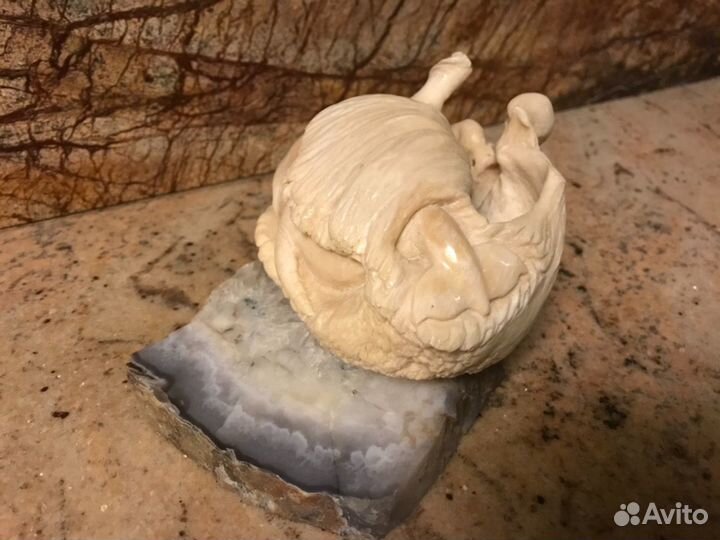 Композиция кит в море. Кость. Камень агат