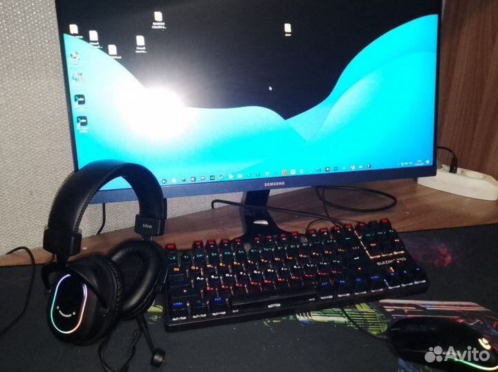 Игровой компьютер с монитором и клавиатурой