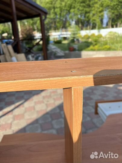 Стол комьютерный и клавиатура