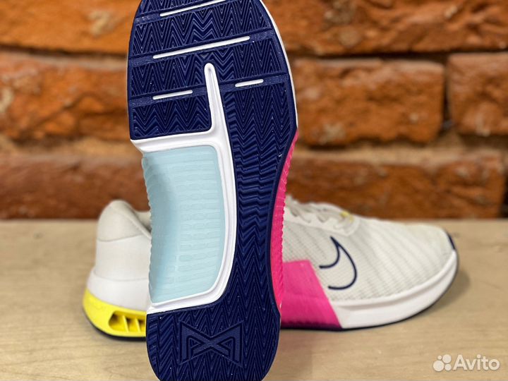 Кроссовки Nike Metcon 9 белые с розовой вставкой