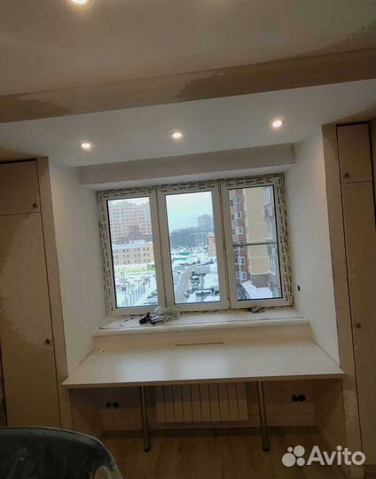 Детская рабочая зона у окна