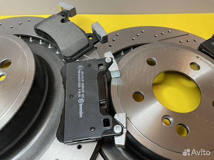 Тормозной комплект Mercedes AMG 63 задний Brembo