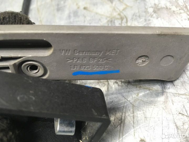 Трос открывания капота Volkswagen Bora 1997-2005