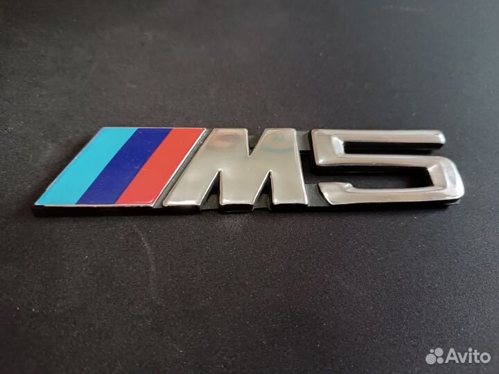 BMW М5 эмблема на капот багажника