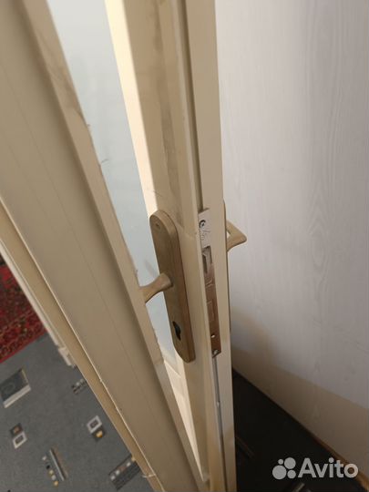 Дверь аллюминиевая со стеклом