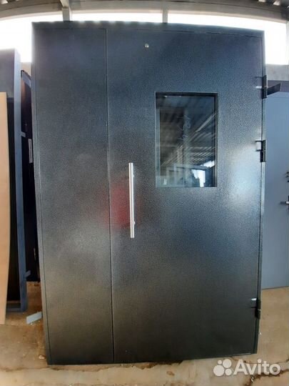 Заводская стальная дверь с отделкой в тамбур