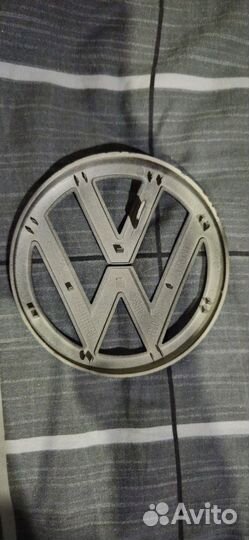 Лобовой значок на Volkswagen Polo