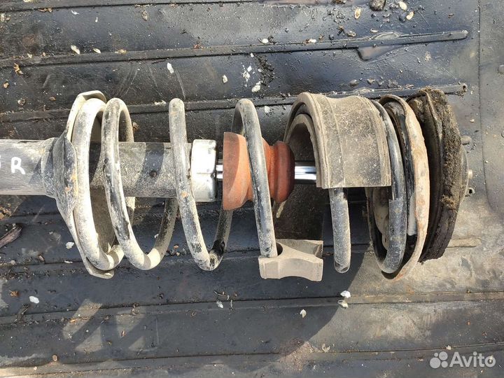 Стойка передняя правая Ниссан Санни n13