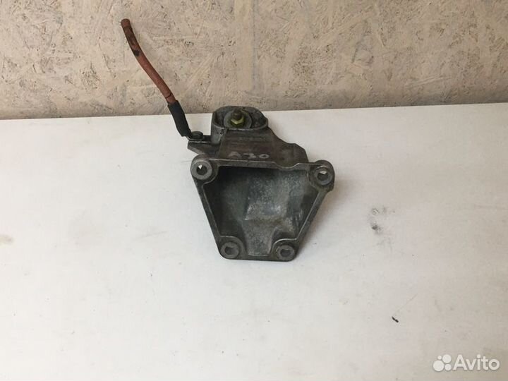 Кронштейн двигателя Audi 80 B3