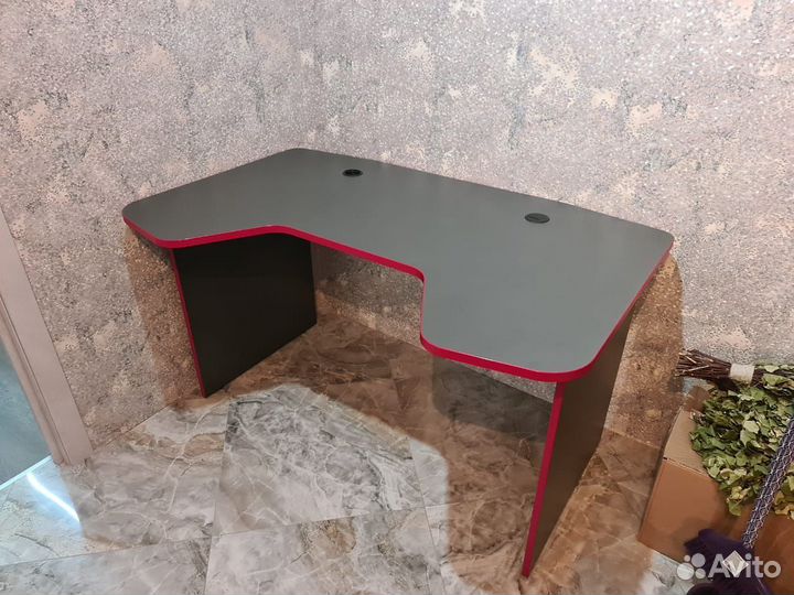 Игровой компьютерный стол