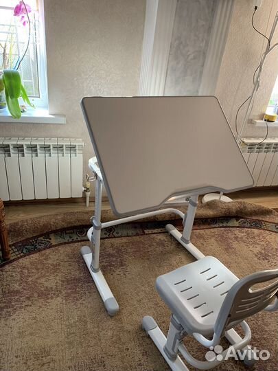 Детский письменный стол и стул