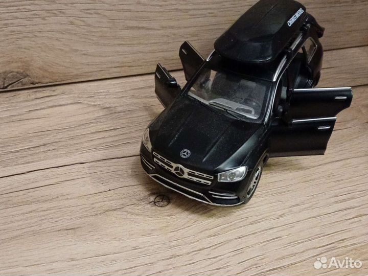 Игрушечная машина металлическая