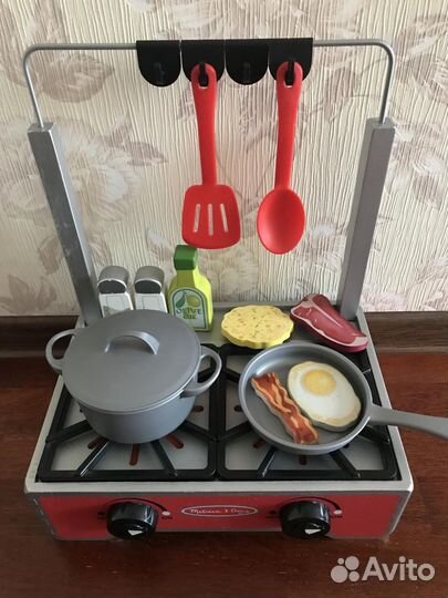 Деревянная плита с посудой и набором продуктов