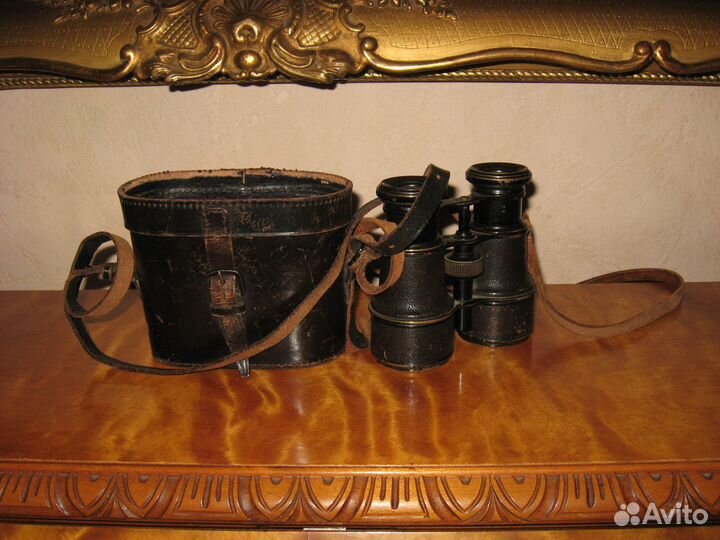 Старинный бинокль в футляре