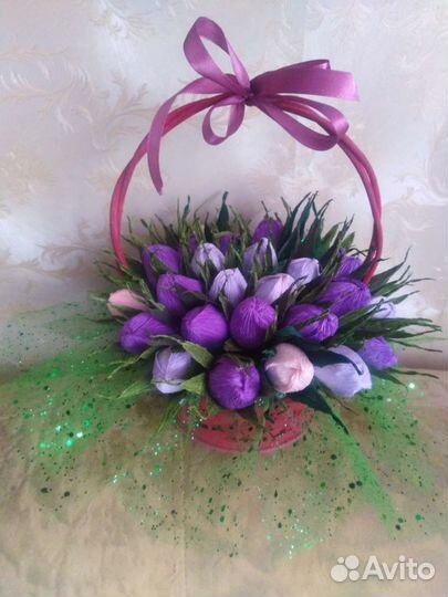 Цветы в шляпной коробке и корзинке