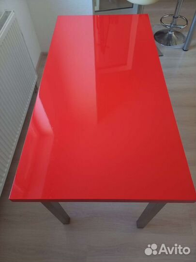 Стол красный. икеа