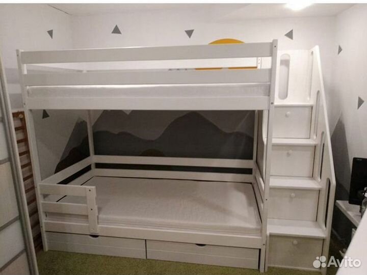 Двухъярусная детская кровать с лестницей комодом