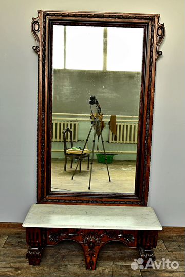 Антикварное зеркало с мраморной столешницей
