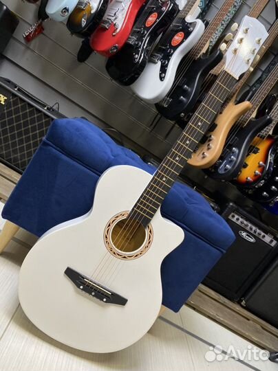 Акустическая гитара белая