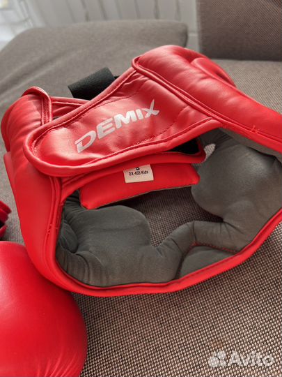 Боксерские перчатки и шлем