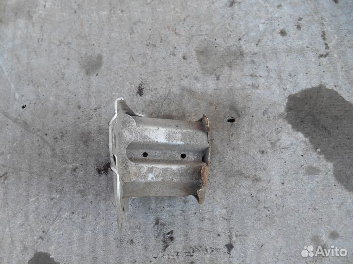 Кронштейн переднего бампера левый Toyota Corolla