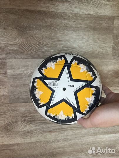 Футбольный мяч adidas