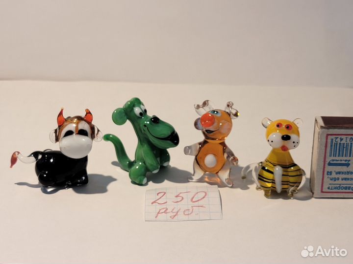 Фигурки из цветного стекла