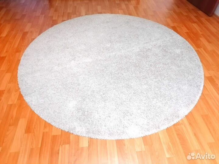 Круглый ковёр белого цвета