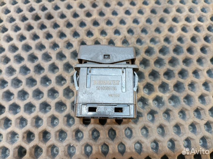 Кнопка аварийной сигнализации Renault Premium