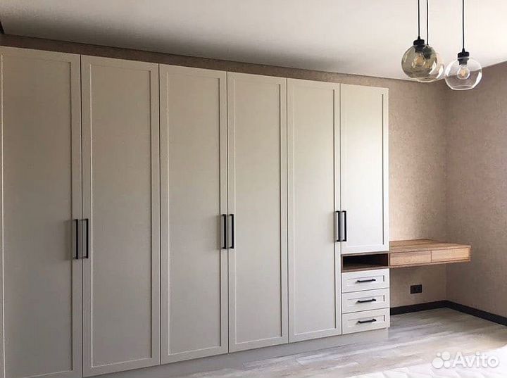 Зеркальный шкаф