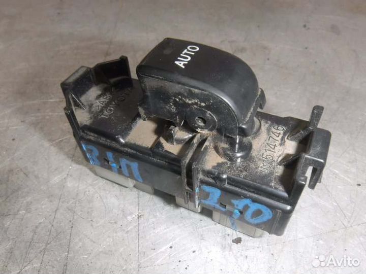 Кнопка стеклоподъемника задняя правая Toyota Lc