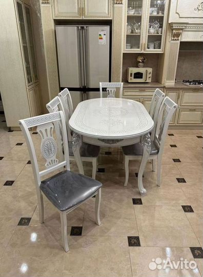 Стол кухонный и стулья