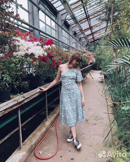 Платье на одно плечо с цветоным принтом Studio 29