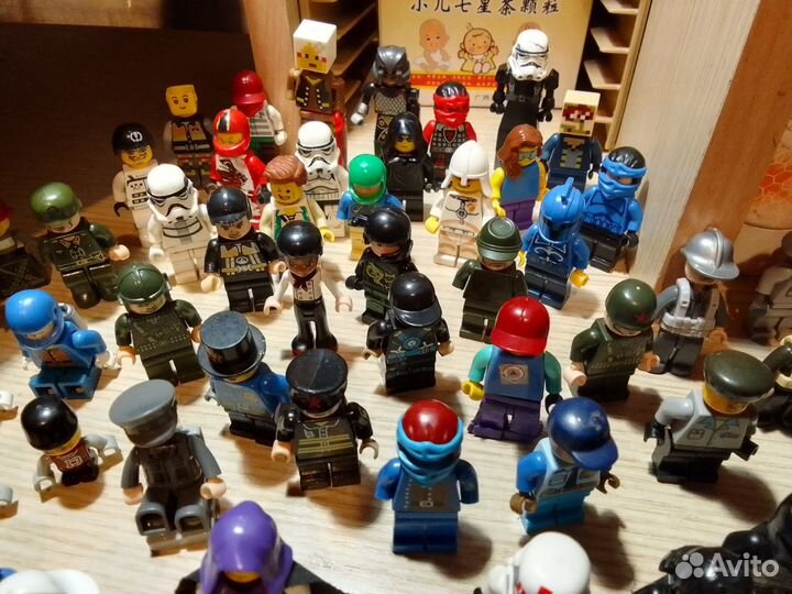 Много Лего человечков, оружия и аксессуаров