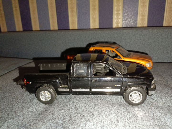 Модель автомобиля Chevrolet Silverado 1/25