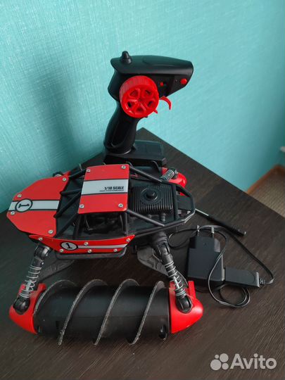 Машина-вездеход с пультом и зарядкой