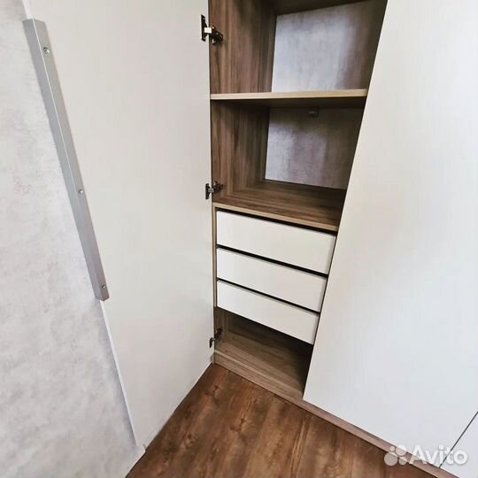 Шкаф с встроенной гладильной доской