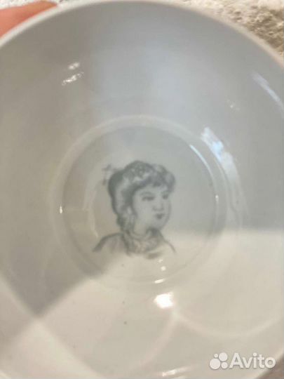 Сервиз чайный с рисунком на дне чашки гейши