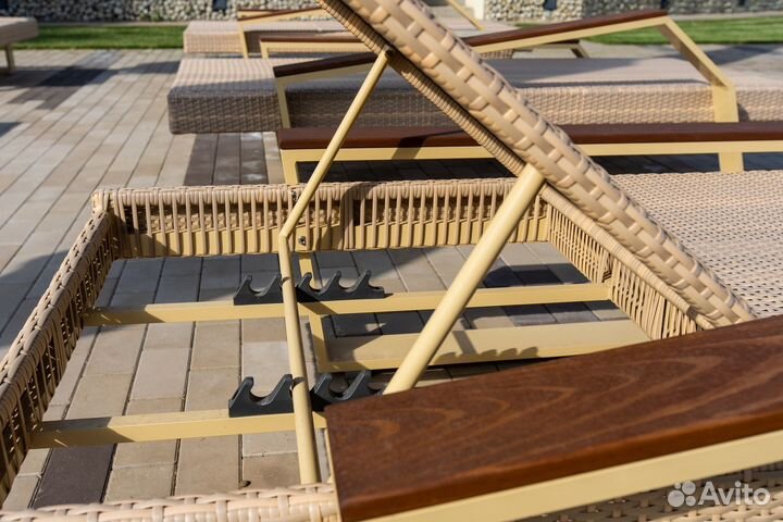 Шезлонг лежак из ротанга