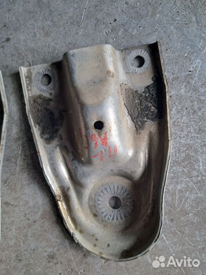 Кронштейн передний Audi A6 C6