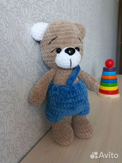 Вязаный мишка в штанишках