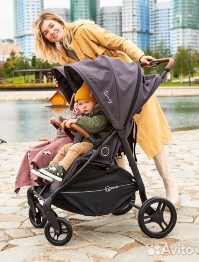 Коляска прогулочная для двойни с накидкой на ножки