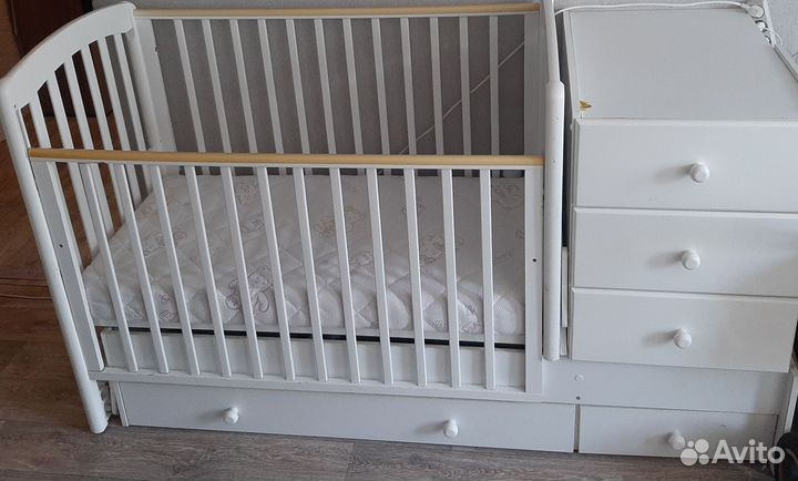 Детская кроватка с маятником и комодом