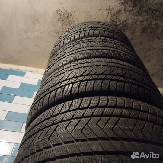 Pirelli Scorpion Winter 305/35 R21 и 275/40 R21
