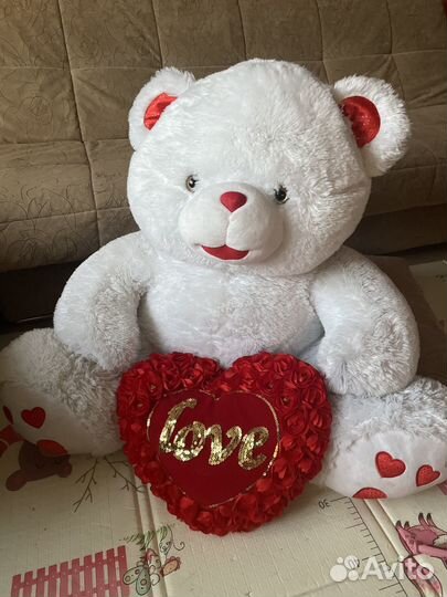 Большой плюшевый медведь