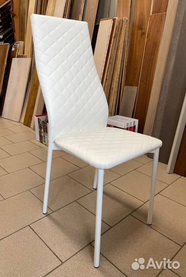 Кухонный стул с белыми ножками