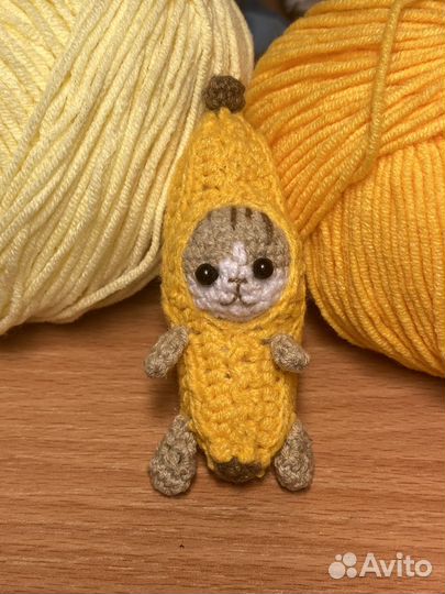 Брелок кот в банане мем вязаный