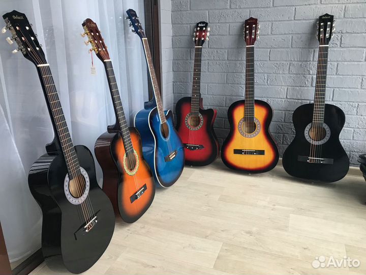 Классическая и акустическая гитара разных цветов