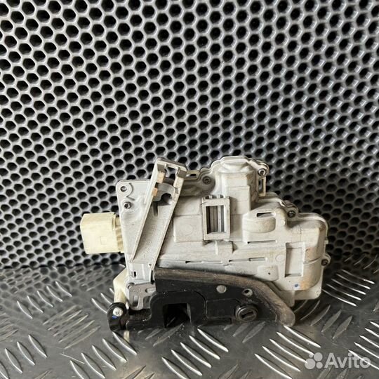 Замок двери Volkswagen Passat