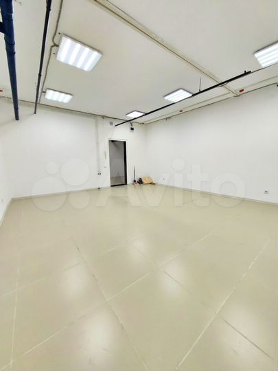 Квадратный офис 37 м² с водой на первом этаже